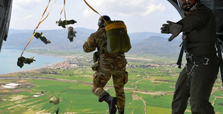 O θάνατος έρχεται από ψηλά – Ρίψεις αλεξιπτωτιστών από «ΣΙΝΟYΚ της Α.Σ»! – ( video)